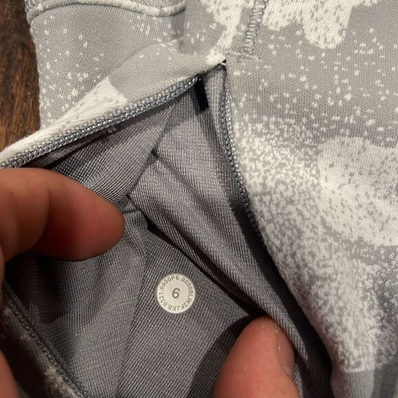 LULULEMON CLOSE TO CROSSING LONG SLEEVE SHIRT 6 CAMO JACQUARD GRAY PULLOVER EUC - Picture 9 of 9